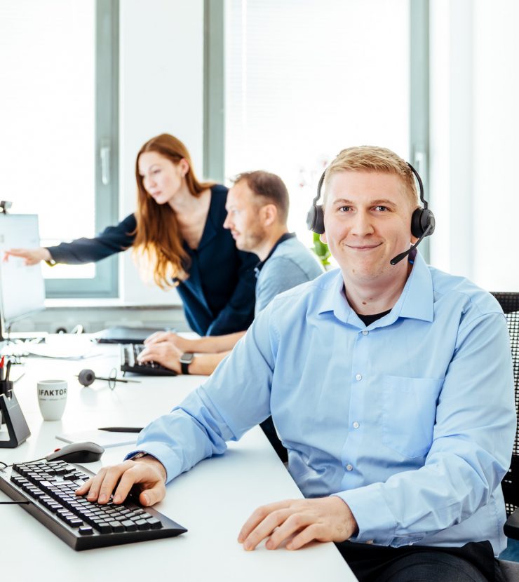 ifaktor Mitarbeiter im Büro mit Kollegen