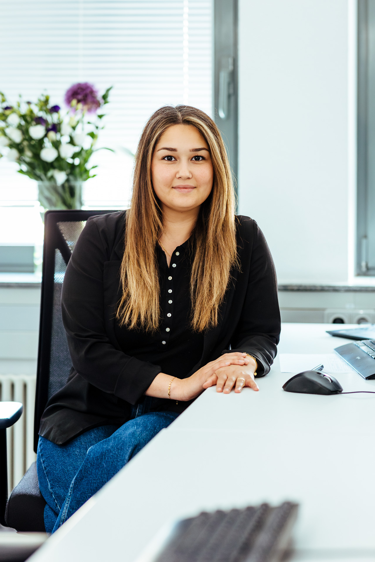 Mehri Arens Fernandez - HR-Verantwortliche am Schreibtisch