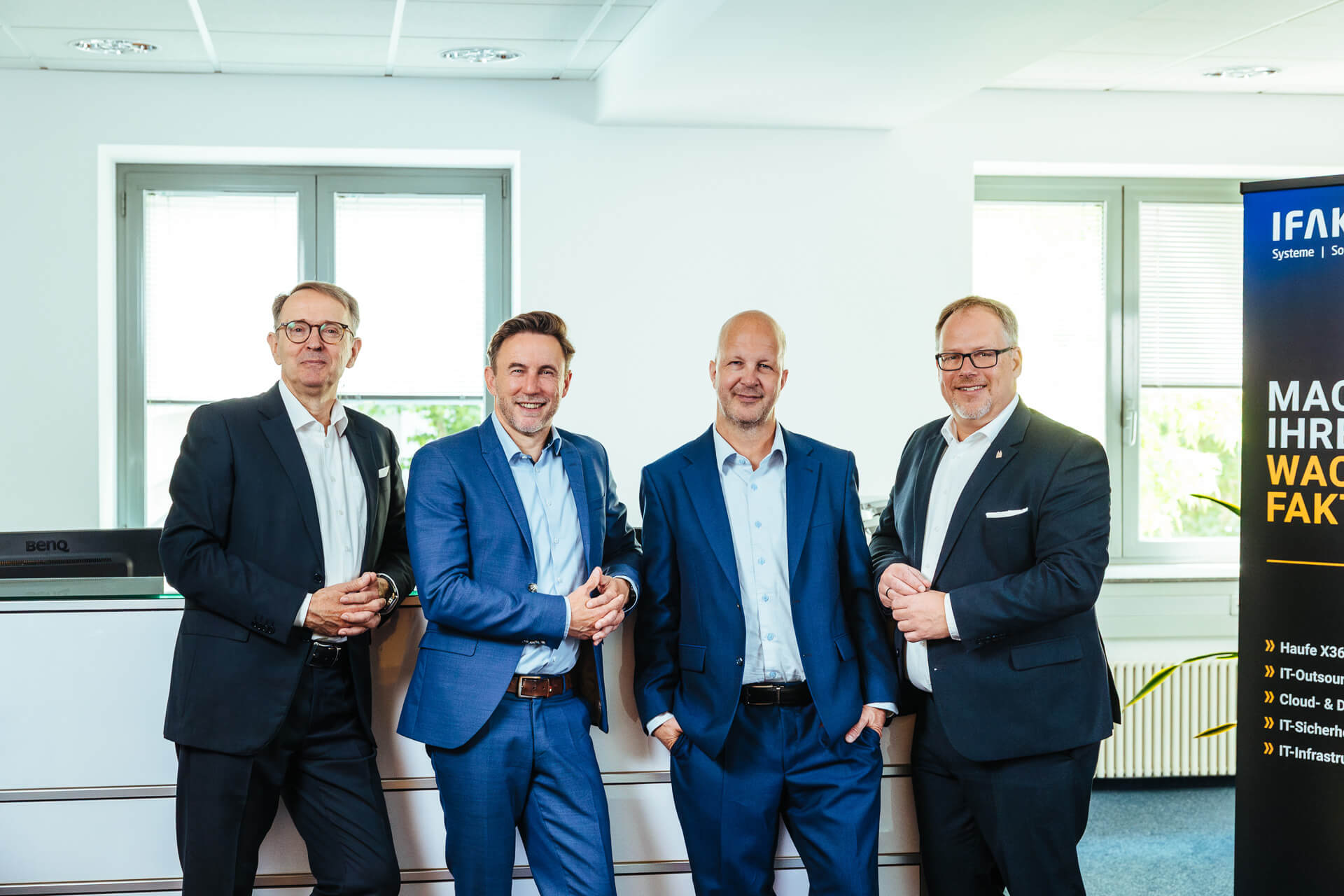 Team der Geschäftsleitung im Empfangsbereich der ifaktor GmbH