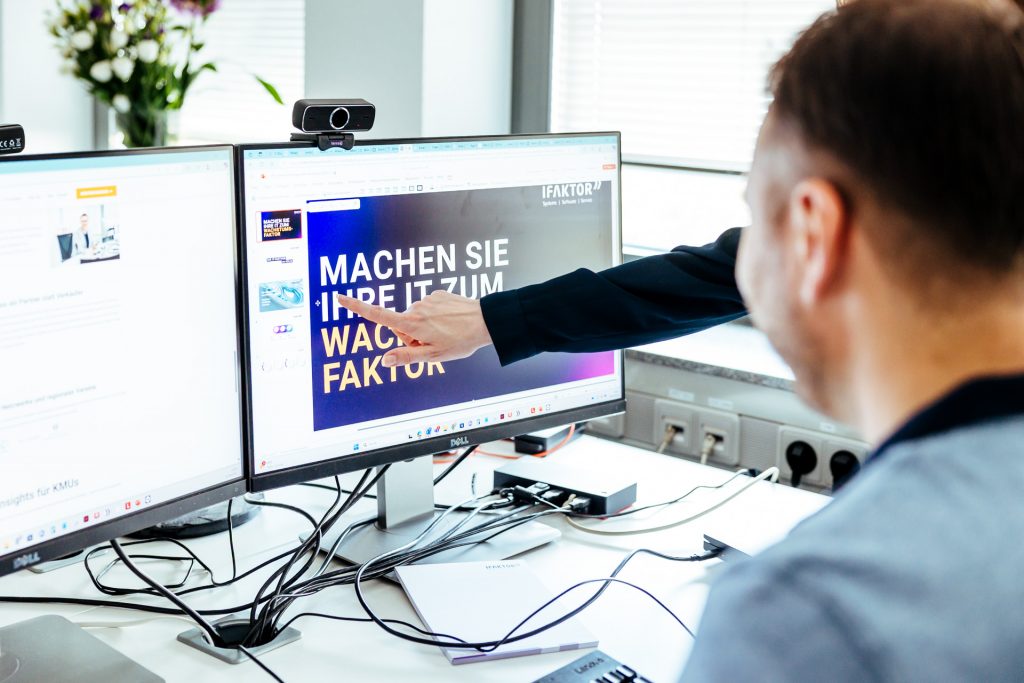 Mitarbeiter von ifaktor arbeitet am Bildschirm an einer Präsentation
