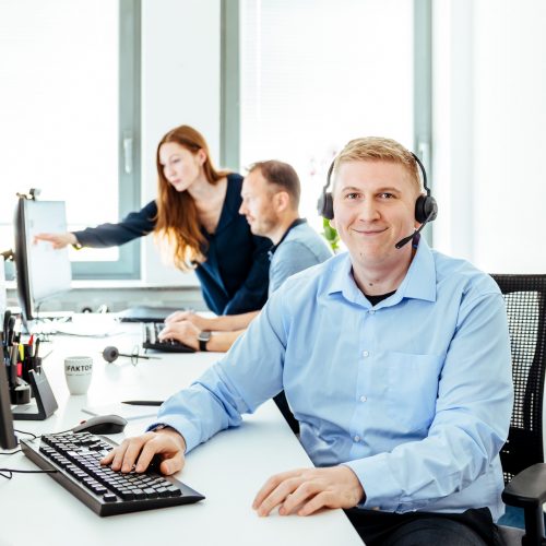 ifaktor Mitarbeiter im Büro mit Kollegen